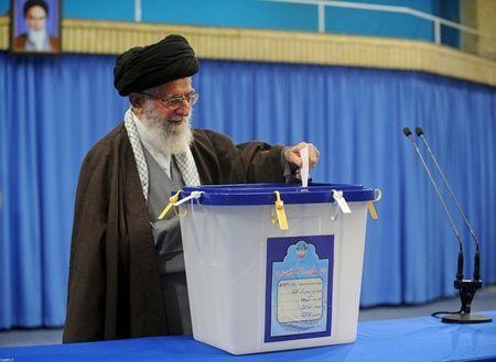 Lãnh tụ tối cao Ayatollah Ali Khamenei bỏ phiếu bầu Quốc hội và Hội đồng chuyên gia có quyền hạn bổ nhiệm và miễn nhiệm nhà lãnh đạo tối cao hôm 26/2 tại Tehran. Ảnh: Reuters.