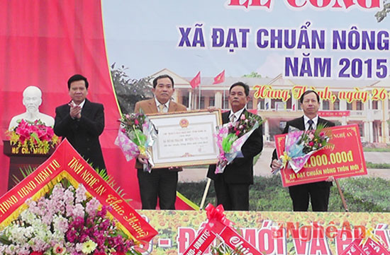Trao bằng  công nhận xã đạt chuẩn nông thôn mới cho lãnh đạo xã Hùng Thành 