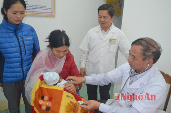 Khám, chữa bệnh cho người dân tại Trạm y tế Giang Sơn Tây