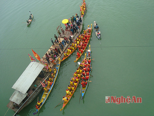 Thuyền chỉ huy, thuyền đua, thuyền cứu hộ tập trung giữa sông Lam, dưới chân cầu Đò Mượu. Thuyền đua phải bơi đến cờ hội cắm giữa sông, sau đó bơi về đích, đội nào dẫn đầu thì đội đó thắng.