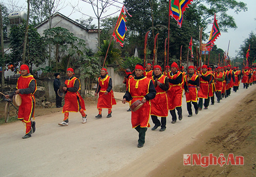 Đoàn rước bộ hàng trăm người với đủ chiêng, trống, gươm đao, cờ, lọng, kiệu vỏ lúa, tiền đồng, kiệu Đông Chinh Vương, Dực Thánh Vương…… hành tiến về chùa Bà Bụt cách đền Qủa Sơn gần 3km. 