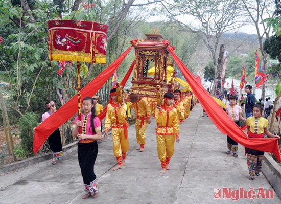 Lễ rước trang trọng và thành kính.