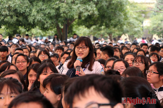 Học sinh trường THPT chuyên Phan Bội Châu đặt câu hỏi tại buổi tư vấn. Các câu hỏi trong năm 2016 tập trung nhiều về điểm mới trong kỳ thi THPT quốc gia, xét tuyển vào các trường đặc thù