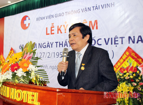 Thầy thuốc ưu tú - ThS.BS Phạm Tỵ đọc thư của Hồ Chủ tịch gửi Hội nghị cán bộ ngành y tế và Thư chúc mừng ngày Thầy thuốc Việt Nam của lãnh đạo ngành GTVT.