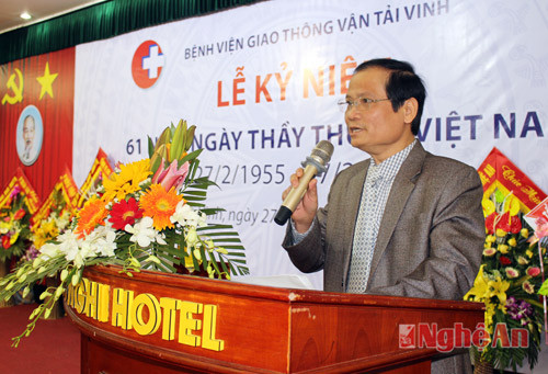 Ông Nguyễn Ngọc Hòe - Bí thư Đảng bộ Bệnh viện Giao thông - Vận tải Vinh trình bày diễn văn kỷ niệm ngày Thầy thuốc Việt Nam.