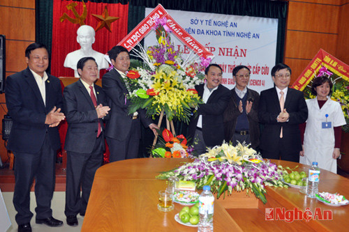 Đại diện lãnh đạo Cienco4 tặng hoa chúc mừng tập thể cán bộ, đội ngũ y sỹ, bác sỹ Bệnh viện hữu nghị đa khoa tỉnh Nghệ An.