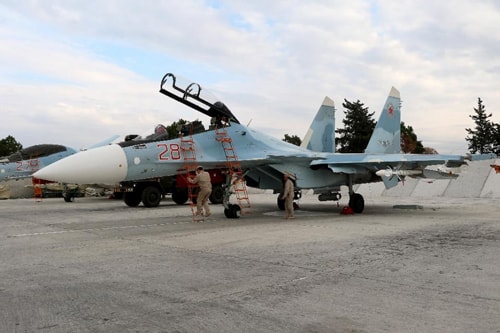 [Caption]Russian servicemen prepare a Russian Sukhoi Su-30SM fighter jet before a departure for a mission at the Russian Hmeimim military base in Latakia province, in the northwest of Syria, on December 16, 2015 (AFP Photo/Paul Gypteau)