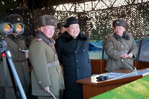 Nhà lãnh đạo Kim Jong-un thị sát một cuộc diễn tập của quân đội. Ảnh: Reuters