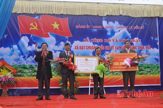 Đồng chí Vi Lưu Bình trao Bằng công nhận đạt chuẩn NTM và biểu trưng phần thưởng 500 triệu đồng cho xã Diễn Kỷ