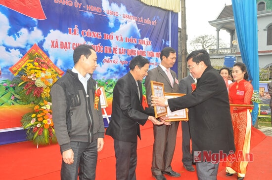 Trao Bằng khen cho 4 tập thể có thành tích trong phong trào chung tay xây dựng NTM xã Diễn Kỷ
