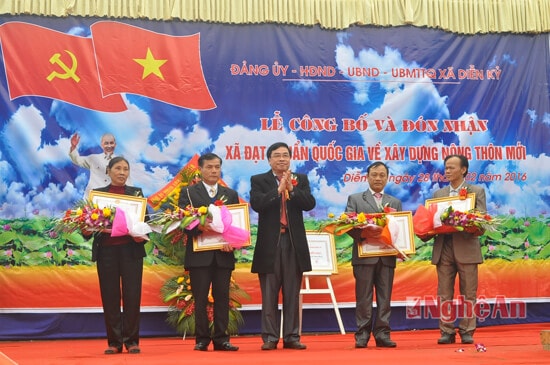 Trao Bằng khen của Chủ tịch UBND tỉnh cho 4 cá nhân có thành tích xuất sắc trong phong trào chung tay xây dựng NTM xã Diễn Kỷ