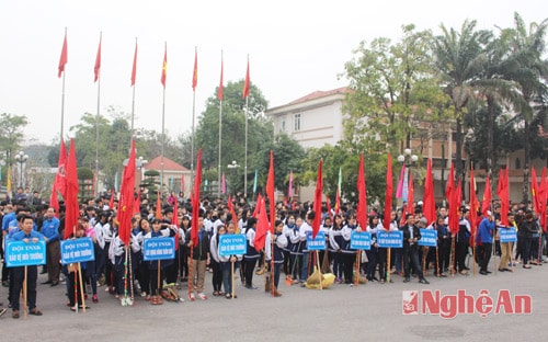 Đông đảo các đoàn viên thanh niên trên địa bàn Thành phố tham dự Lễ ra quân. 