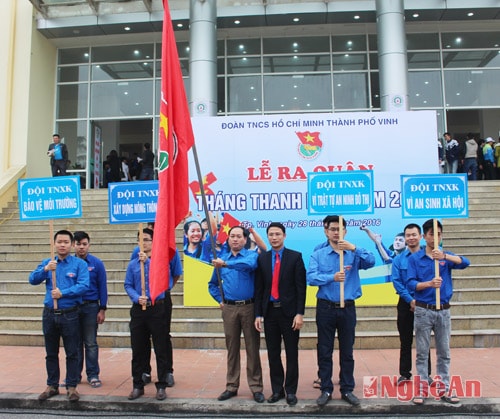 Đồng chí Trần Trung Kiên - Bí thư Thành đoàn Vinh trao cờ xuất quân tháng thanh niên cho các Đội thanh niên tình nguyện trên địa bàn thành phố. 