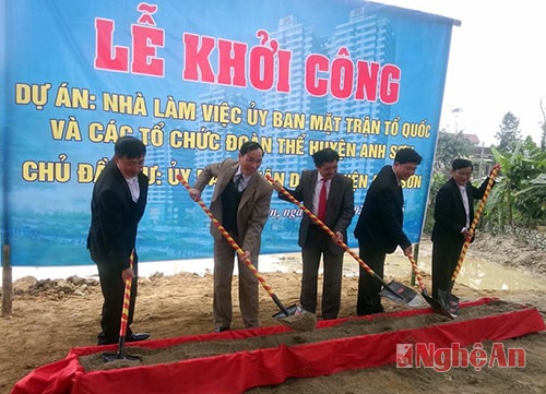 Lãnh đạo huyện Anh Sơn dự lễ khởi công.