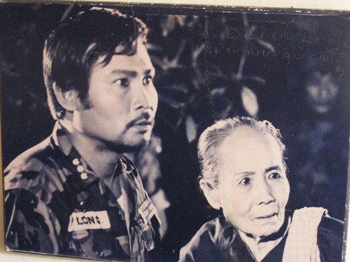 Lý Huỳnh (trái) trong vai đại úy Long của phim 