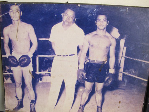 Lý Huỳnh (phải) trên sàn đấu võ thời trẻ. Trước đây, ông