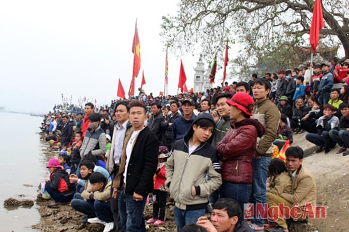 Rất đông người dân đến cổ vũ cho các đội tham gia giải đua thuyền.