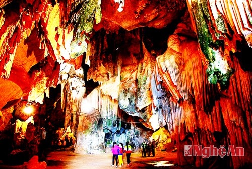 Vẻ đẹp kỳ thú của Hang Bua.