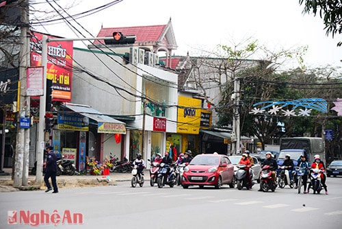 Chờ đèn đỏ ở ngã tư Nguyễn Văn Cừ - Lê Hồng Phong.