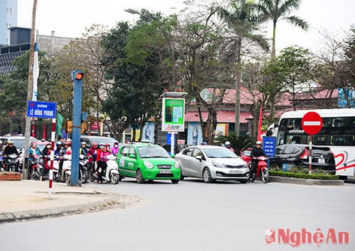 Chờ đèn đỏ ở ngã tư Maximark (giao Nguyễn Thái Học - Lê Lợi, Quang Trung)