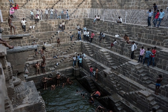 Một thanh niên Ấn Độ nhảy từ trên cao xuống lòng giếng Chand Baori trong ánh nhìn của mọi người xung quanh. Ảnh: AFP.