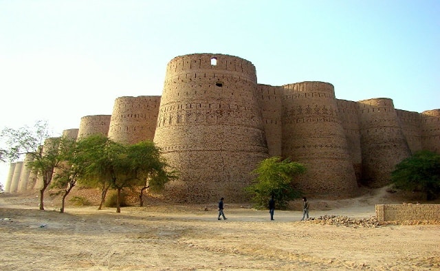 Pháo đài Derawar, là một pháo đài vuông vức, rộng lớn nằm tại thành phố Bahawalpur của Pakistan. Pháo đài này bao gồm 40 thành lũy cao ngất ngưởng, và dãy tường cao tới 30 m bao quanh có chu vi khoảng 1.500 m. Ảnh: Flickr.