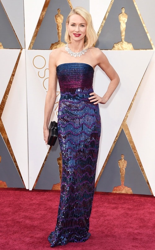 Naomi Watts chọn đầm sequin của Armani.