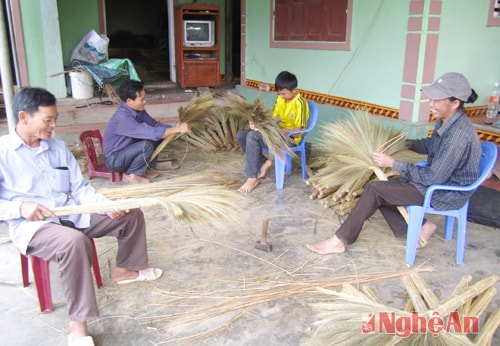 Làng nghề chổi đót Hòa Hội xã Nghĩa Hội tạo việc làm cho nhiều lao động địa phương