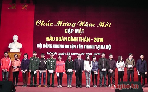 Tặng quỹ khuyến học cho 27 sinh viên có thành tích cao trong học tập.