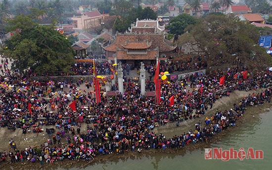 Đền Cơn Trong tấp nập du khách vê dự lễ hội