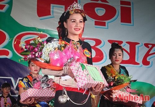 Danh hiệu người đẹp Hang Bua năm 2016 đã được trao cho thí sinh Hoàng Thị Giang, sinh năm 1993, hiện đang là sinh viên, đến từ xã Châu Bình