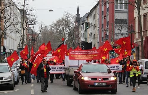 Hôm qua, trước Tổng lãnh sự quán Trung Quốc tại thành phố Frankfurt đã diễn ra cuộc biểu tình của bà con người Việt và bạn bè quốc tế nhằm yêu cầu Trung Quốc chấm dứt ngay các hoạt động xây dựng và chiếm đóng trái phép tại Biển Đông.