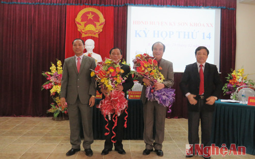 Lãnh đạo Ban Tổ chức Tỉnh ủy, Sở nội vụ và huyện Kỳ Sơn tặng hoa chúc mừng đồng chí Bùi Trầm và Nguyễn Thanh Hoàng