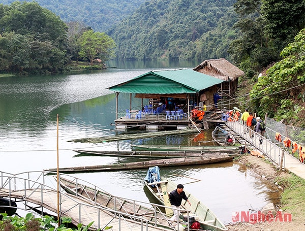 Rời thác kèm du khách đến với bến thuyền, nơi sẽ đưa du khách khám phá sông Giăng