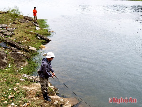 Ngoài được chiêm ngưỡng vẻ đẹp nơi đây. Du khách người Nhật còn rất thích khi được tự thoải mái câu cá trên sông.