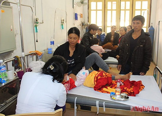 Tại khoa Truyền nhiễm, mỗi ngày tiếp nhận từ 70 - 80 trẻ, hầu hết mắc các bệnh về hô hấp và một số bệnh theo mùa như thủy đậu, tay chân miệng... 