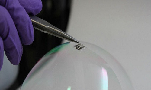 Loại pin mặt trời do các nhà nghiên cứu ở Viện Công nghệ Massachusetts có thể đặt trên bong bóng xà phòng. Ảnh: MIT.