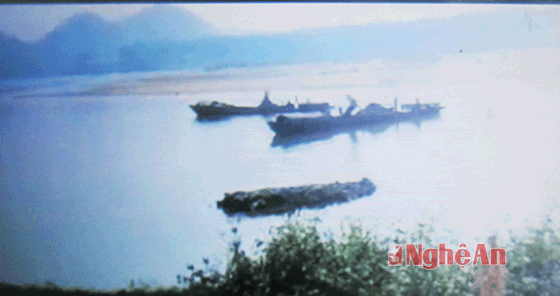 Hai thuyền khai thác cát trái phép trên sông Lam Đoàn liên ngành đã bắt giữ ngày 29/2. (ảnh cắt từ Clip)