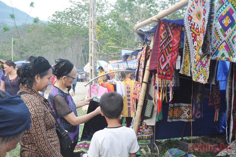 Gian hàng thổ cẩm cũng thu hút khá nhiều du khách
