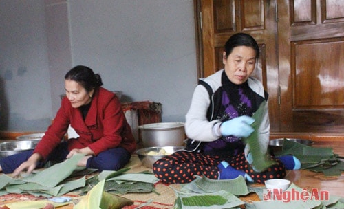 Dịp tết nguyên đán, gia đìình ông Hoàng Mã Lam gói hết vài ba tạ nếp mỗi ngày