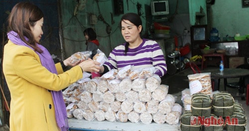 Bánh chưng ăn kèm với kẹo lạc đã trở thành món ăn “khoái khẩu” của nhiều người. Mỗi ngày, cơ sở Quỳ Quyền làm hai mẻ kẹo. Giá cả từ 20 nghìn đến 30, 50 nghìn một bịch 10 cái tùy theo kích cỡ.