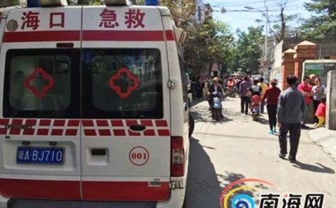 [Caption]An ambulance waits in a lane near the school in Haikou where the children were attacked. Photo: CNS