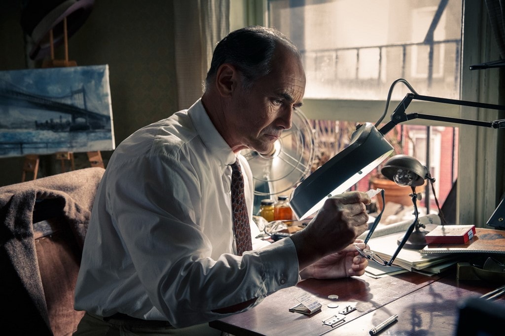 Mark Rylance trong Bridge of Spies thắng giải Nam diễn viên phụ xuất sắc: Giống như nhân vật điệp viên Liên Xô Rudolf Abel ở tác phẩm mới nhất của đạo diễn Steven Spielberg, ngôi sao làng kịch nghệ nước Anh luôn tỏ ra lặng lẽ trên đường đua Oscar. Ông thua Sylvester Stallone (Creed) tại Quả cầu vàng, thua Idris Elba (Beasts of No Nation) tại SAG, và chỉ giành chiến thắng muộn tại BAFTA. Tuy nhiên, Viện hàn lâm Khoa học và Nghệ thuật Điện ảnh nước Mỹ cuối cùng chia sẻ ý kiến với các đồng nghiệp tại xứ sở sương mù, quyết định trao tượng vàng cho Mark Rylance và khiến Sylvester Stallone nhận thất bại thứ hai tại Oscar với nhân vật Rocky Balboa sau gần bốn thập kỷ. Ảnh: Fox