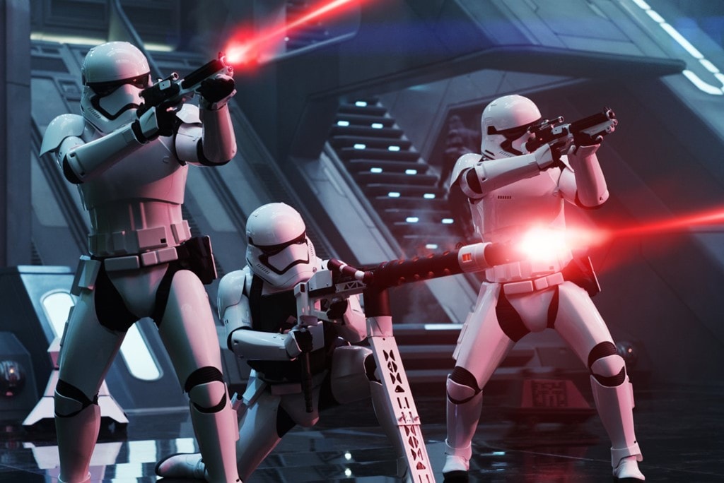 Star Wars: The Force Awakens ra về tay trắng: Hiện là tác phẩm điện ảnh ăn khách nhất lịch sử nước Mỹ, phần bảy Chiến tranh giữa các vì sao không có tên trong hạng mục Phim truyện xuất sắc, mà chỉ được trao cơ hội ở năm giải thưởng kỹ thuật là Dựng phim, Nhạc nền, Hòa âm, Dàn dựng âm thanh và Kỹ xảo hình ảnh xuất sắc. Song, tồi tệ thay, The Force Awakens rốt cuộc ra về với không một lần được xướng tên chiến thắng. Ảnh: Disney