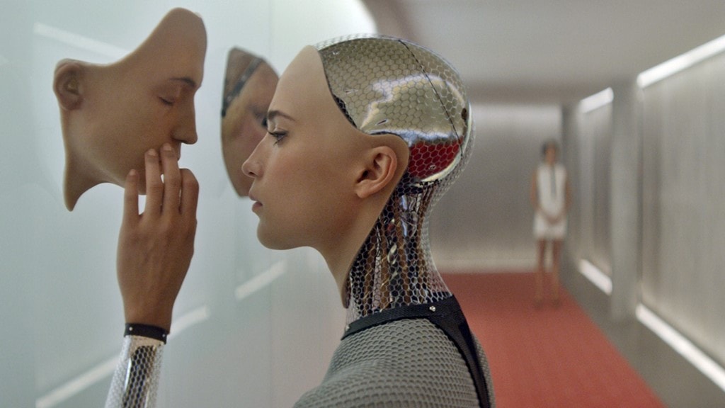 Ex Machina thắng giải Kỹ xảo hình ảnh xuất sắc: Nỗi buồn của Star Wars: The Force Awakens lại là niềm vui dành cho tác phẩm khoa học viễn tưởng độc lập của điện ảnh xứ sở sương mù. Ex Machina chỉ có kinh phí sản xuất 15 triệu USD, thấp nhất trong số các phim từng nhận đề cử Kỹ xảo hình ảnh xuất sắc tại Oscar, nhưng rốt cuộc lại được AMPAS tôn vinh năm nay. Ảnh: A24