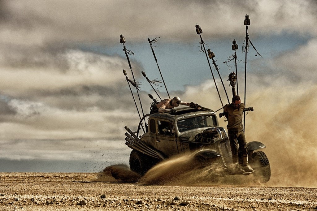 Mad Max: Fury Road càn quét các giải thưởng kỹ thuật: Trong số 6 chiến thắng của Max Điên, các giải Hóa trang & Làm tóc, Hòa âm và Dàn dựng âm thanh xuất sắc đều đã được dự đoán từ trước. Nhưng việc bom tấn hậu tận thế ẵm giải Dựng phim - hạng mục thường được trao cho tác phẩm đoạt giải Phim truyện sau đó, cũng như Jenny Beavan đánh bại tên tuổi kỳ cựu Sandy Powell để nhận giải Thiết kế phục trang xuất sắc, lại nằm ngoài dự đoán của giới truyền thông. Ảnh: Warner Bros.