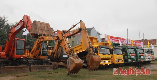 Đơn vị thi công tập trung thiết bị, xe máy triển khai dự án.