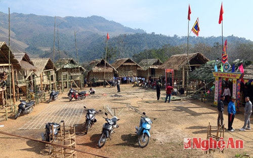 Các trại tham dự ngày hội được dựng lên theo kiến trúc của người Thái, Khơ mú huyện Kỳ Sơn