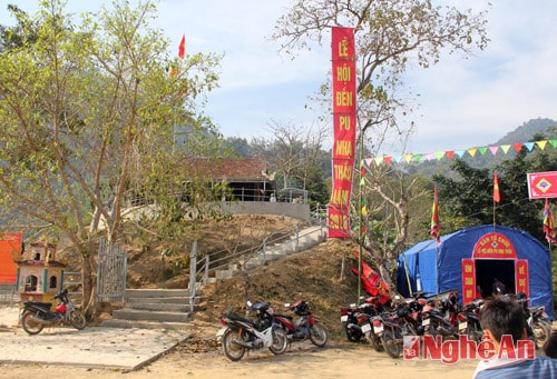 Trên chính điện, dòng người tấp nập ra vào để thắp hương