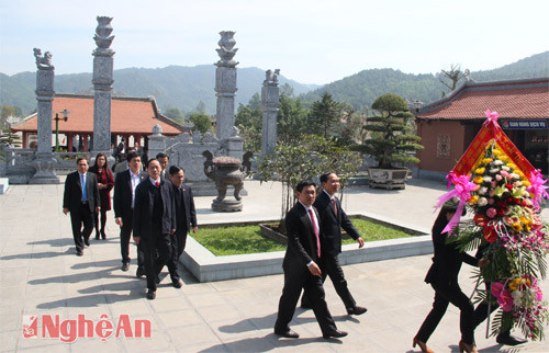 Rời khu di tích Kim Liên, đoàn công tác tỉnh Thanh Hóa tới dâng hương tại Khu di tích lịch sử Truông Bồn,